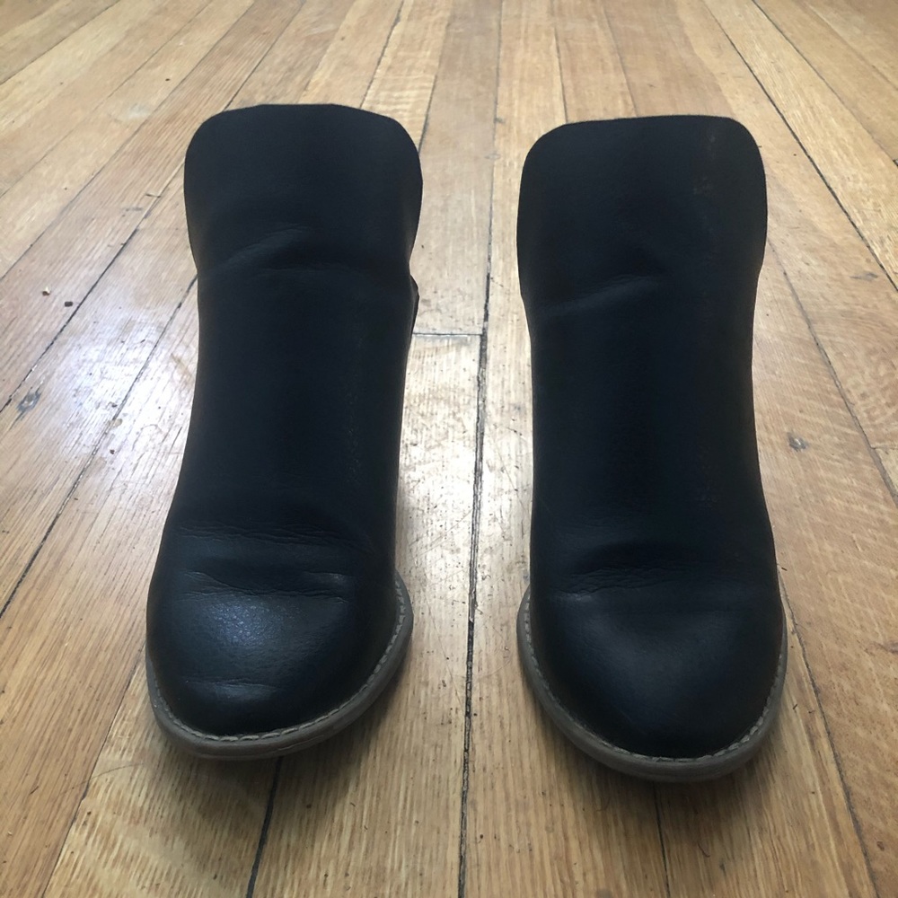 Like new!! Black booties!!